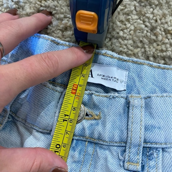 Zara Women’s Wide Leg Light Wash High Rise Denim Size US 4 Raw Hem Relaxed Fit - Picture 7 of 8